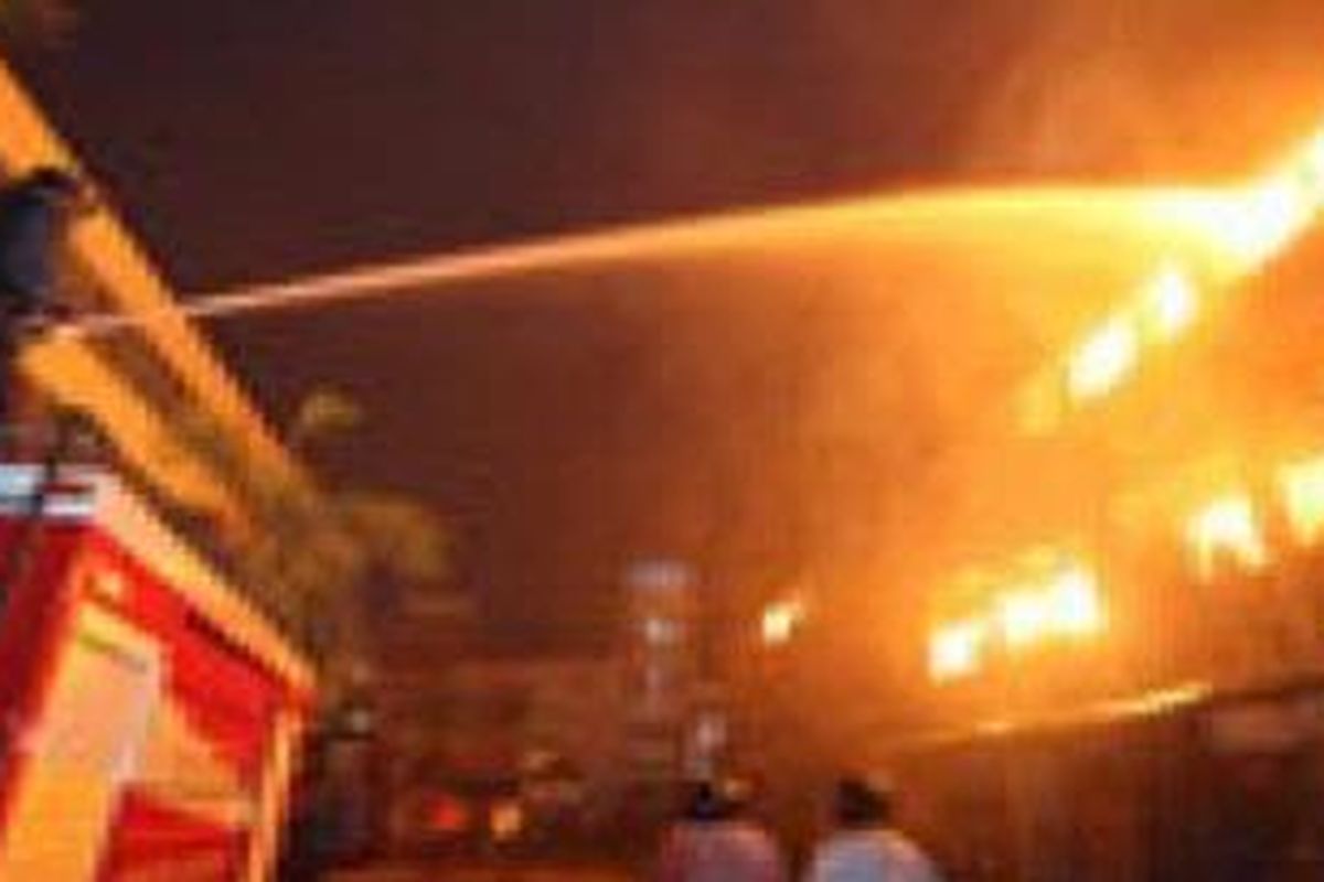 Pemadam kebakaran menyemprotkan air untuk memadamkan kebakaran yang melanda Pasar Sentral, Selasa (28/6/2011) dinihari.