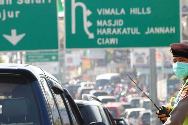 Ilustrasi: Salah satu petugas Satlantas Polres Bogor sedang mengatur kendaraan yang masuk ke kawasan Puncak, Bogor, Jawa Barat, Sabtu (18/72015). 