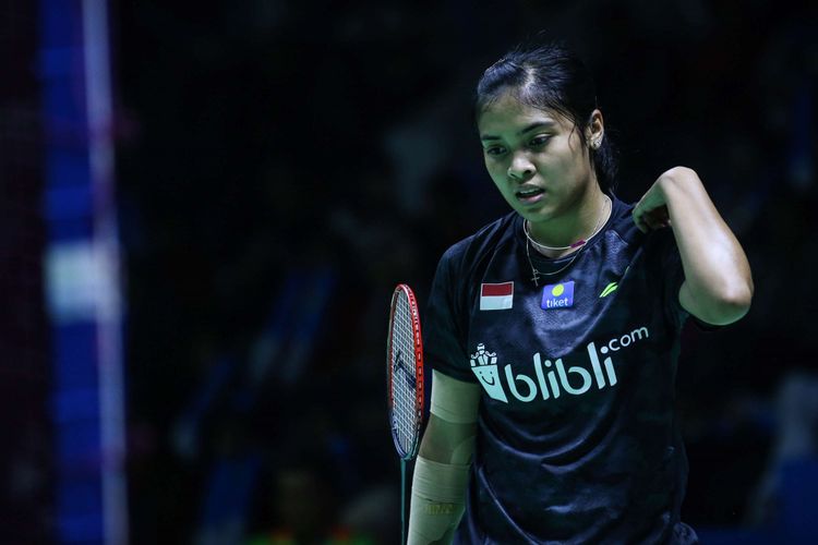 Tunggal putri Indonesia, Gregoria Mariska Tunjung mengembalikan bola ke arah tunggal putri asal Taipei, Lee Chia Hsin dalam laga babak pertama Indonesia Open 2018 di Istora Senayan, Jakarta, Selasa (3/7/2018). Pebulu tangkis tunggal putri Indonesia Gregoria Mariska menang dengan dua gim 21-13, 21-7.