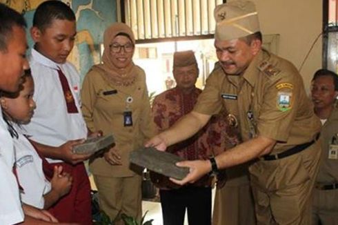 Siswa SD di Semarang Mengolah Sampah Plastik Jadi Batu Bata