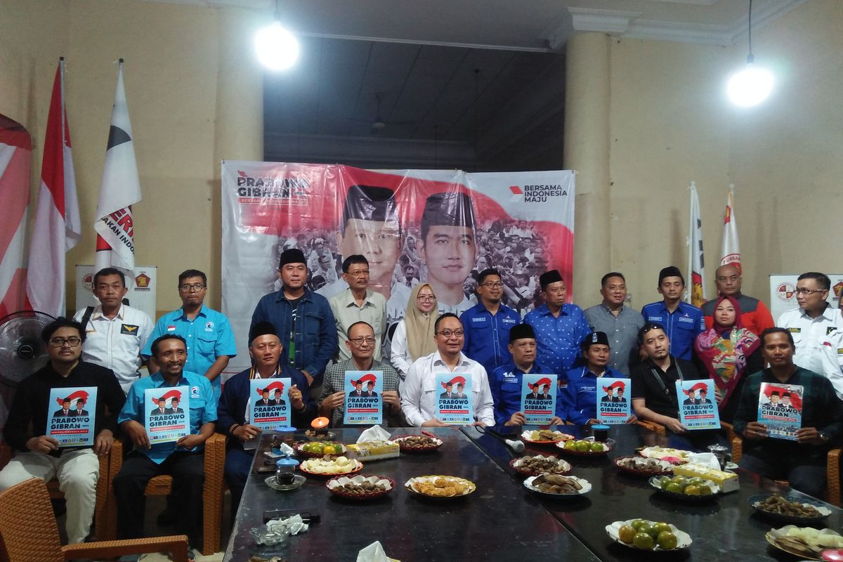 Para petinggi dan perwakilan Parpol koalisi Indonesia Maju yang berada di Kabupaten Gresik, Jawa Timur, foto bersama usai ngopi bareng edisi perdana, Rabu (1/11/2023).
