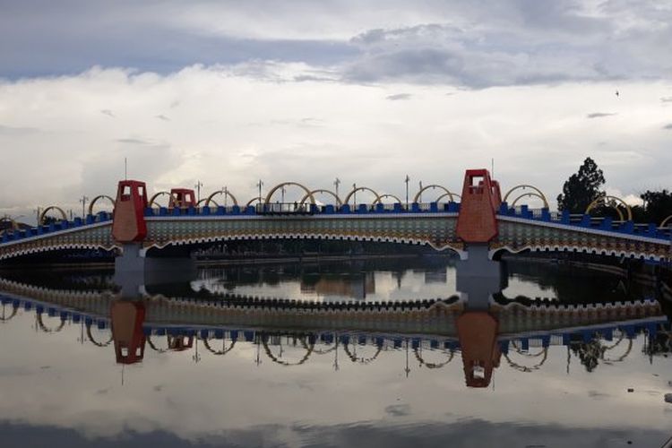 Jembatan Berendeng berlokasi di belakang Rumah Sakit Hermina Tangerang Memiliki corak warna yang menarik.