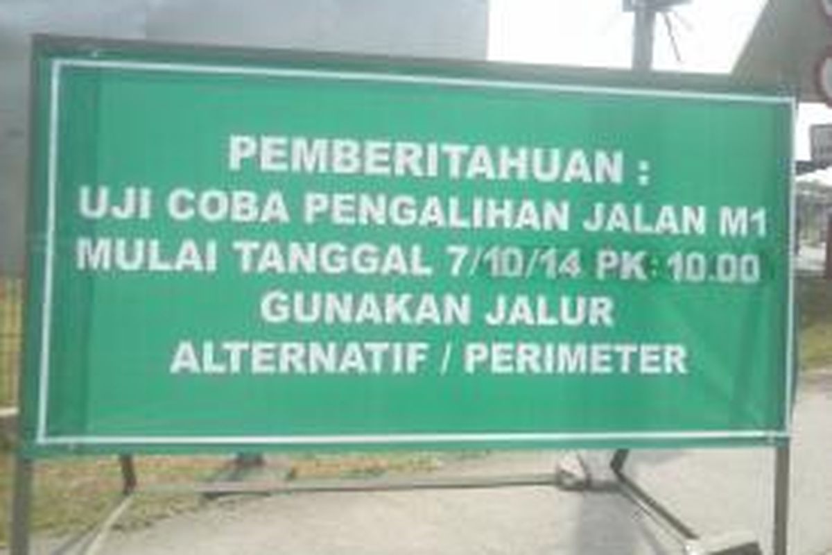 Papan pengumuman uji coba pengalihan jalur M1 Bandara Internasional Soekarno-Hatta, Tangerang, Banten, mulai terpasang pada Senin (6/10/2014).