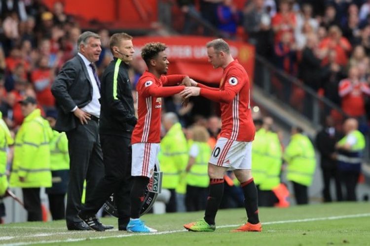 Penyerang Manchester United, Wayne Rooney (kanan), saat ditarik keluar dan digantikan Angel Gomes dalam pertandingan Liga Inggris 2016-2017 menghadapi Crystal Palace di Stadion Old Trafford, Manchester, Inggris, pada Minggu (21/5/2017).