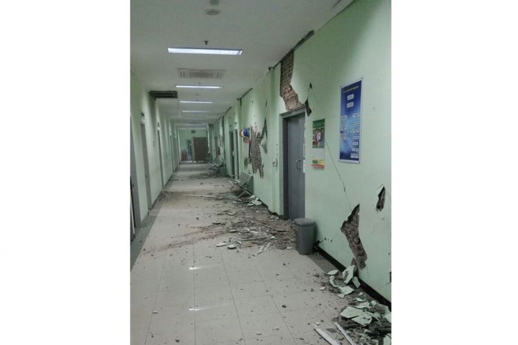 Dinding tembok RSUD Banyumas ambrol akibat diguncang gempa magnitudo 6,9 yang berpusat di Tasikmalaya, Jumat (15/12/2017).