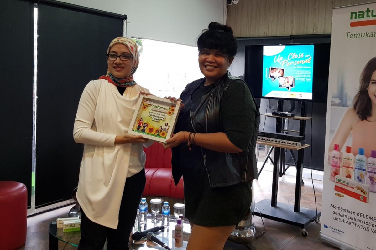 Dari kiri, Brand Manager Natur-E Widya Wulandari dan pendiri plus size community Indonesia Ririe Bogar, Jakarta, Minggu (25/3/2018).