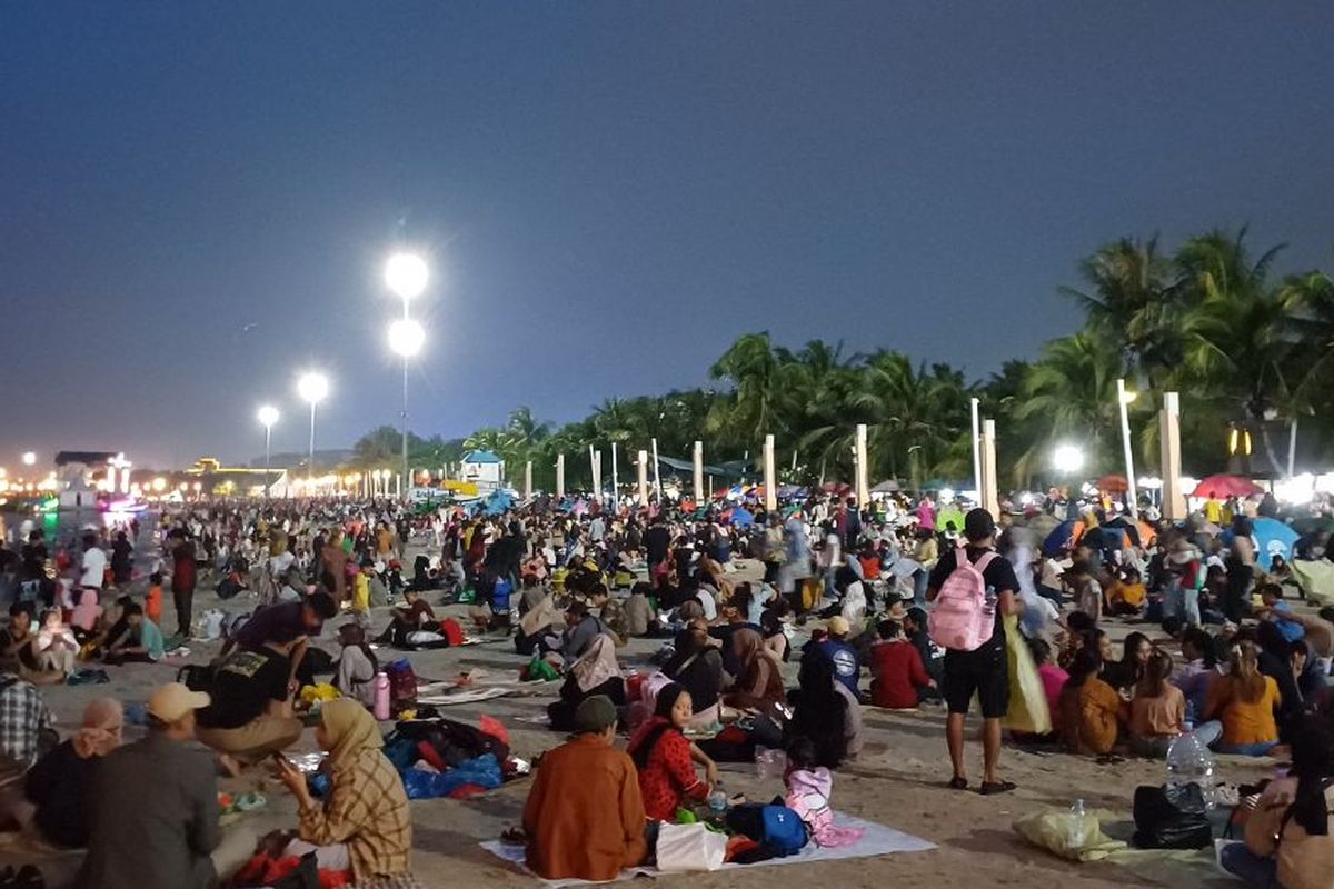 Ilustrasi wisatawan yang memadati Pantai Lagoon, Taman Impian Jaya Ancol. 