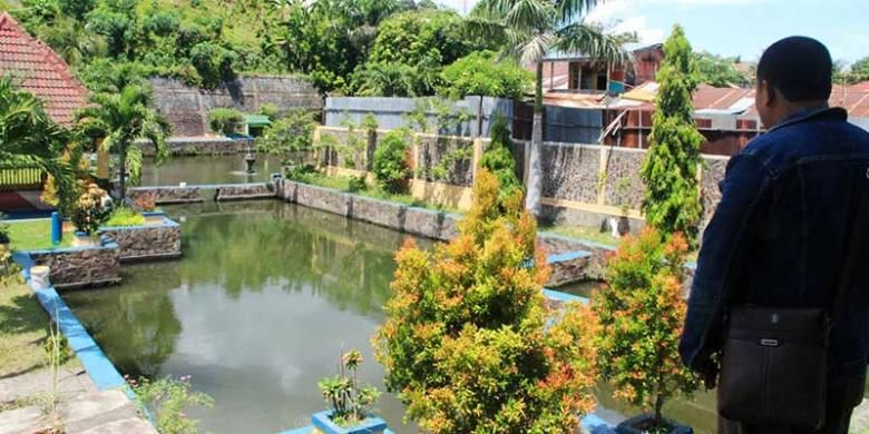 Pengunjung melihat kolam penampung Ake Sentosa di Kompleks Kedaton Sultan Ternate, Kota Ternate, Maluku Utara, pada Februari 2016. Ake Sentosa dijadikan salah satu tujuan wisata di kota itu.