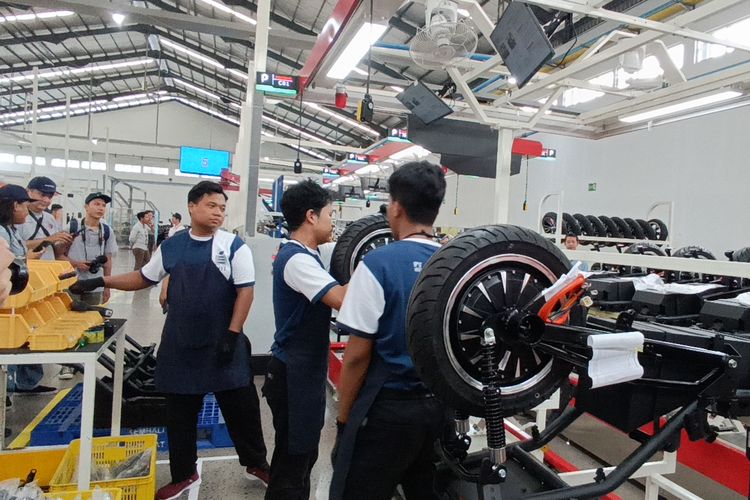 Suasana pabrik perakitan motor listrik Polytron