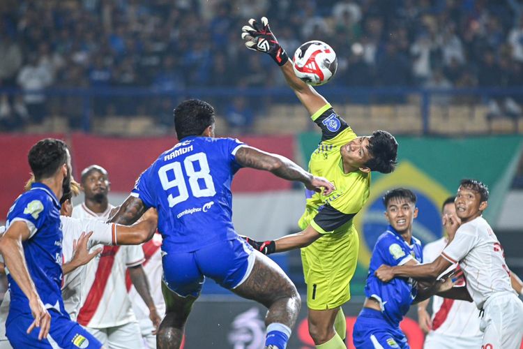 Kiper Persis Solo, Muhamad Riyandi, berusaha menghalau bola saat melawan Persib Bandung di pekan ke-10 Super League, Senin (27/10/2025) malam.