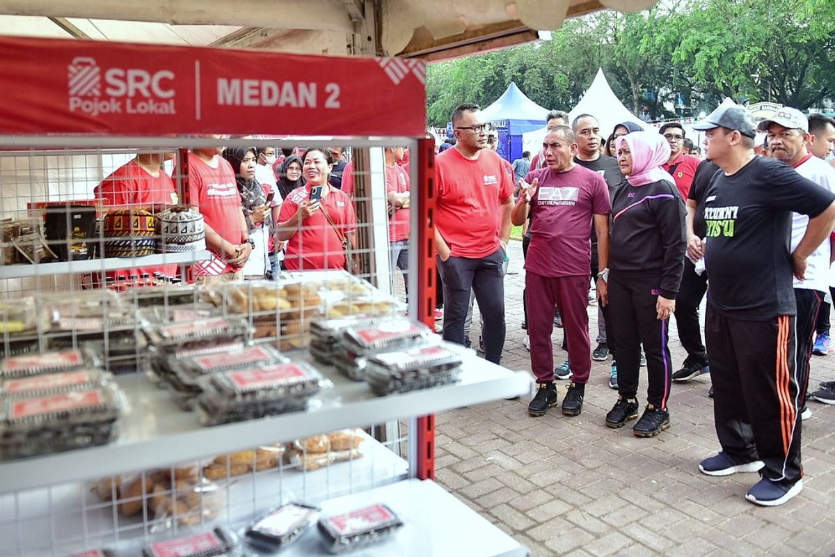 Gubernur Sumut Edy Rahmayadi mengunjungi beberapa stand SRC di Pesta Retail Ujung Sumatera di Lapangan Benteng Medan, Minggu (18/12/2022)