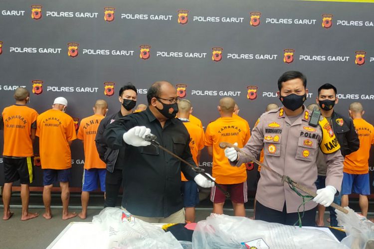 Kapolres Garut bersama Kasatreskrim menunjukan senjata tajam yang digunakan para tersangka untuk menganiaya Maman hingga tewas setelah kepergok akan membongkar gudang sayuran milik warga, Selasa (26/10/2021)