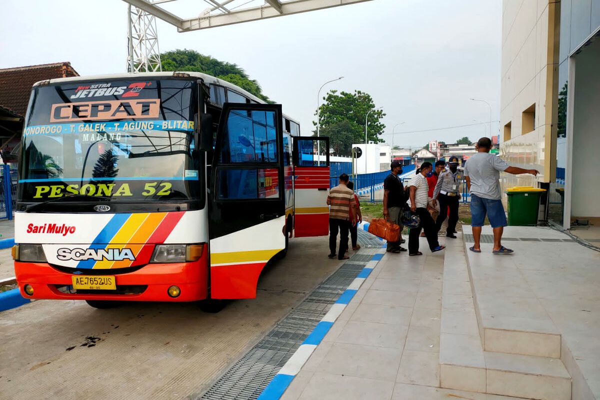 Pemudik pengguna transportasi umum bus turun di Terminal Bus Blitar, Kamis (28/4/2022)
