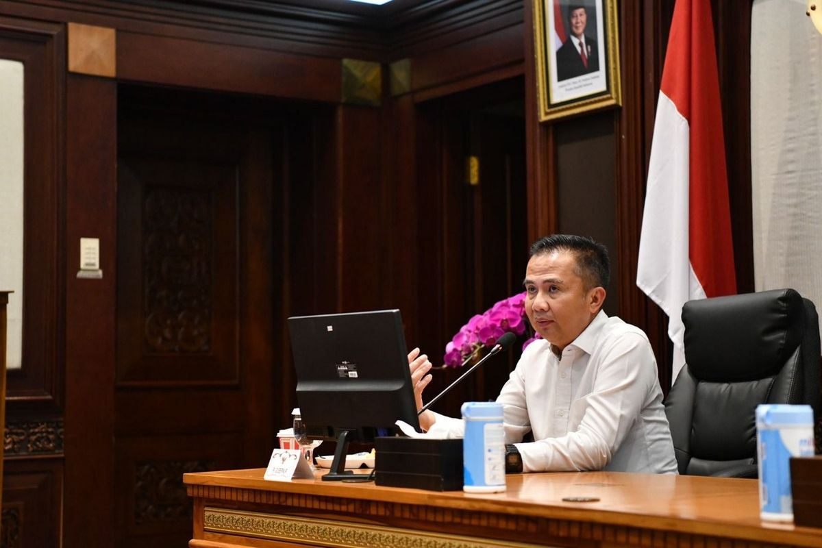 Pj Gubernur Jabar, Bey Machmudin dalam rapat pembahasan Inpres Nomor 1 Tahun 2025 di Gedung Sate, Kota Bandung, Kamis (30/1/2025).