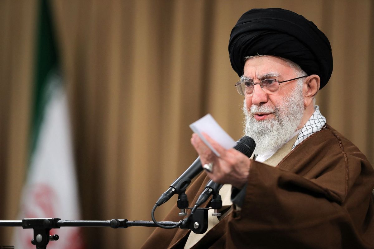 Pemimpin Tertinggi Iran Ayatollah Ali Khamenei saat menyapa khalayak di industri pertahanan Teheran pada 12 Februari 2025.