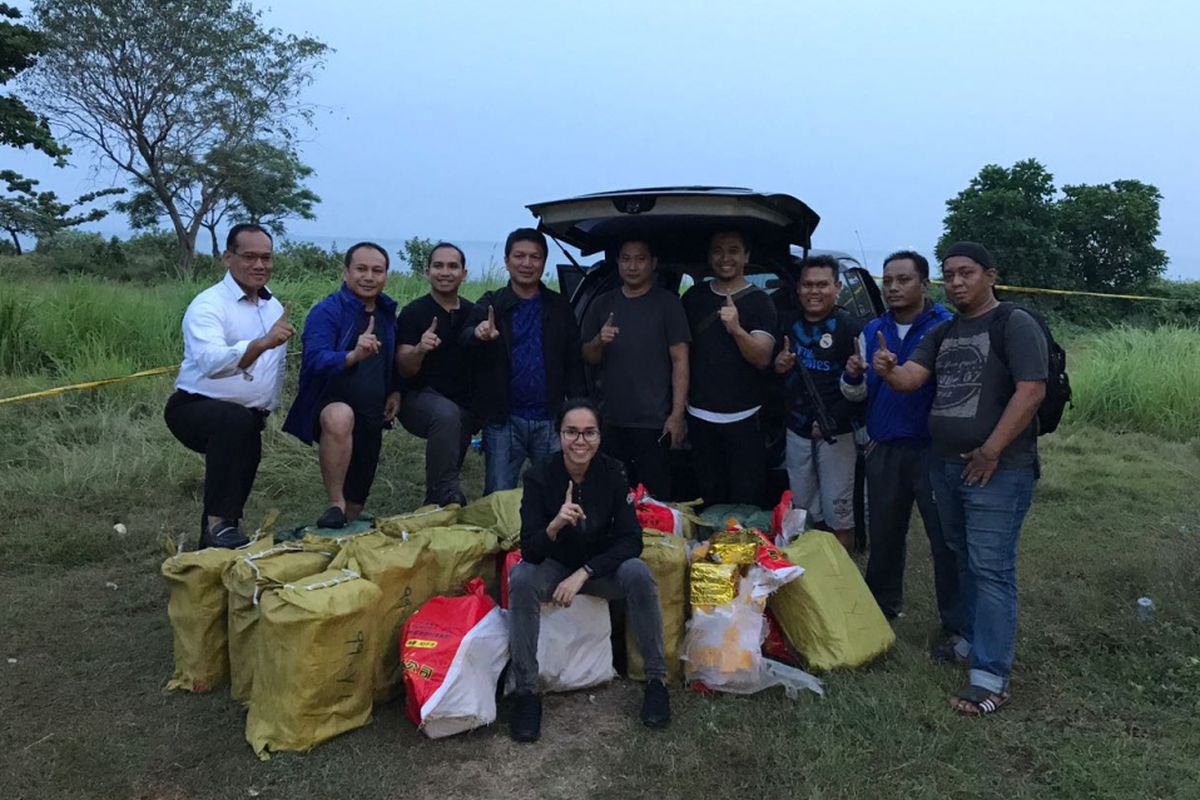 Tim Gabungan Satuan Tugas Merah Putih yang terdiri dari petugas dari Direktorat Narkoba Polda Metro Jaya dan Polresta Depok usai menggagalkan upaya penyelundupan sabu dari China melalui  Dermaga eks Hotel Mandalika di Jalan Anyer Raya, Serang, Banten, Kamis (13/7/2017)