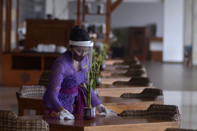 Foto dirilis Minggu (20/9/2020), memperlihatkan pekerja mengenakan alat pelindung wajah saat menyiapkan meja makan restoran hotel sesuai ketentuan sertifikasi fasilitas wisata di Nusa Dua. Keseriusan penerapan berbagai protokol kesehatan di Bali ditargetkan dapat menekan angka penyebaran Covid-19 sehingga mampu membangun kepercayaan wisatawan untuk mengunjungi Pulau Dewata kembali.