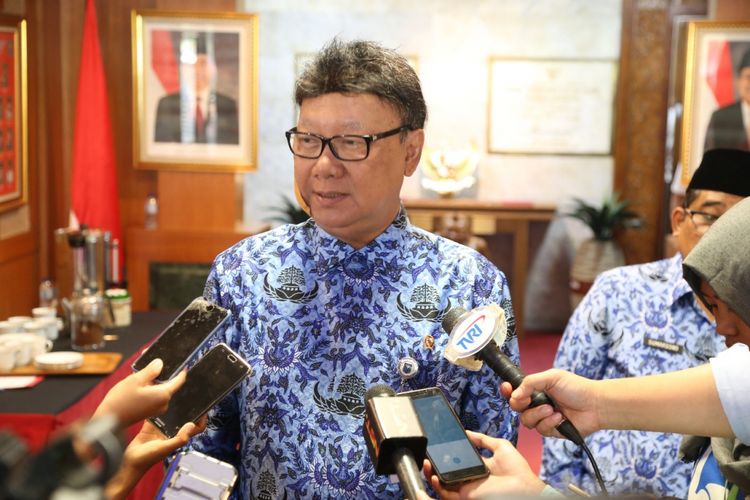 Menteri Dalam Negeri RI, Tjahjo Kumolo ketika ditemui di kantornya, Jakarta, Senin (30/10/2017).  