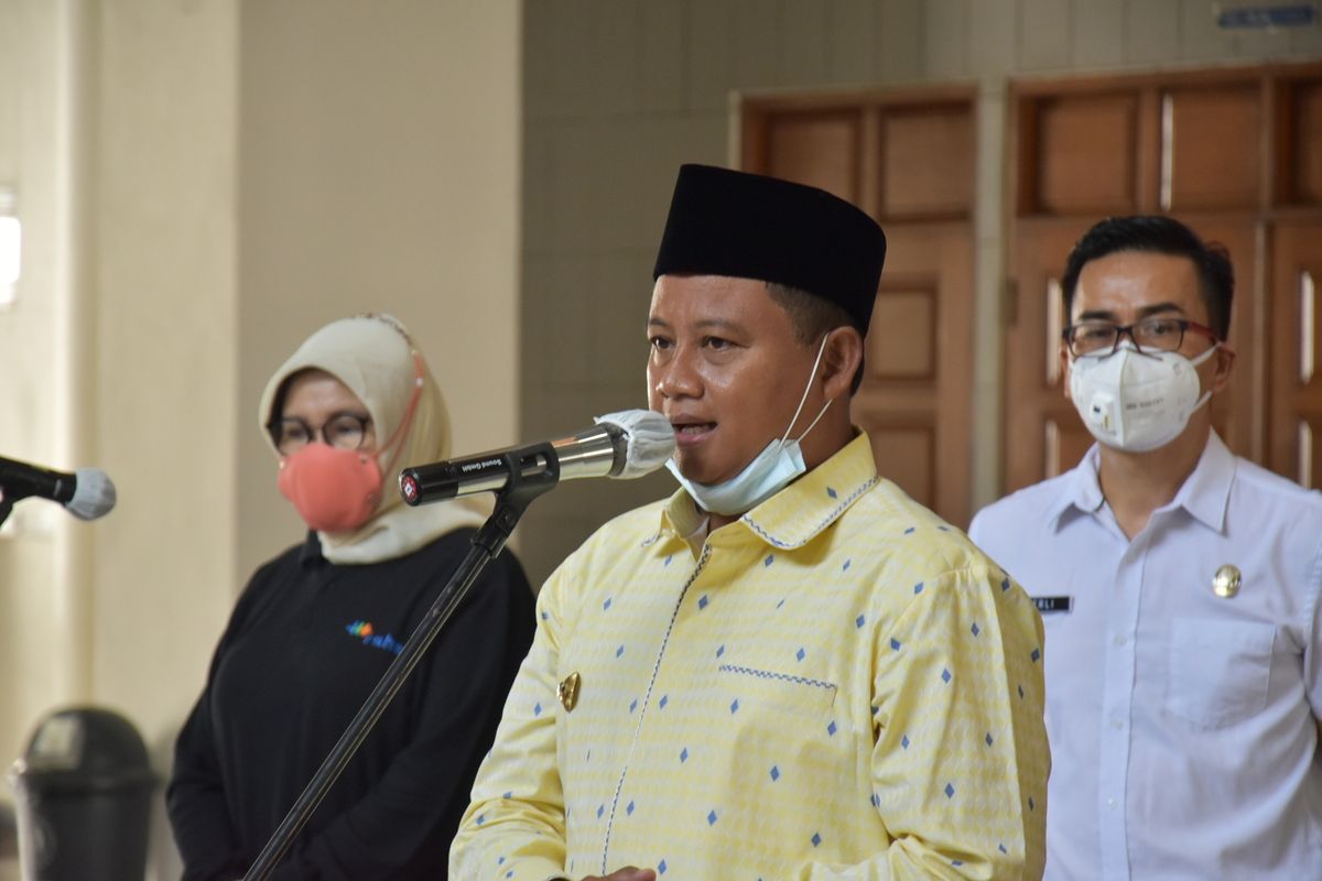 Wakil Gubernur Jawa Barat Uu Ruzhanul Ulum tengah menjelaskan terkait pemberian vaksin massal terhadap tenaga kesehatan yang dilakukan serentak di 27 Kota Kabupaten di Jawa Barat.