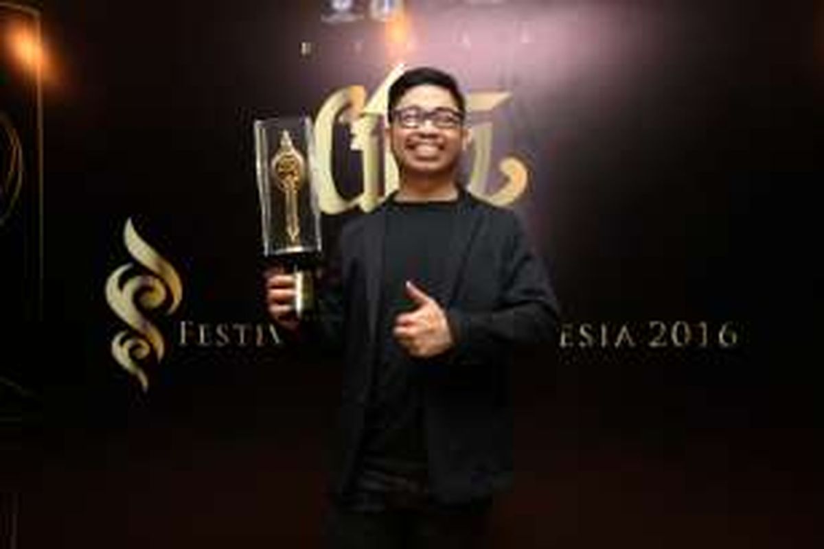 Sutradara Film Surat untuk Jakarta Andre Sugianto menerima piala citra saat Festival Film Indonesia 2016 di Taman Isamil Marzuki, Jakarta, Minggu (6/11/2016). Film Surat untuk Jakarta karya Pijaru menyabet Film Animasi Terbaik dalam FFI 2016. 