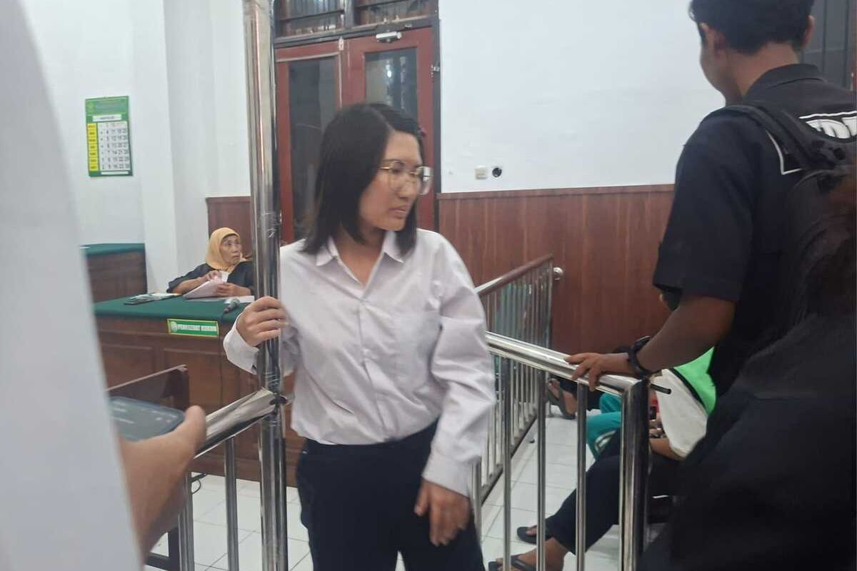 Amelia Hutomo Candra, terdakwa kasus penipuan investasi bodong saat sidang di PN Surabaya, Rabu (12/8/2025).