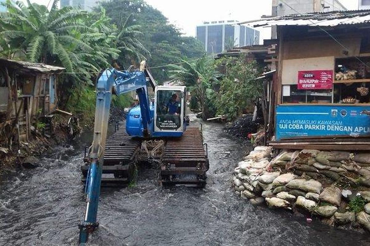 Dinas Sumber Daya Air DKI Jakarta melakukan pengerukan Kali Mampang di Kelurahan Kuningan Barat, Mampang Prapatan, Jakarta Selatan, Jumat (8/3/2019).