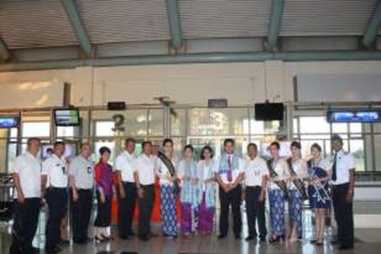 Crew Batik Air dan staf Bandara Sam Ratulangi Manado berfoto bersama saat penerbangan perdana Batik Air rute Halim Perdanakusuma- Manado, Senin (31/10/2016). 