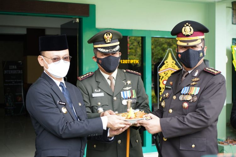 Wali Kota Pontianak Edi Rusdi Kamtono (kiri) bersama Kapolresta Pontianak Kota Kombes Pol Andi Herindra (kanan) menerima potongan tumpeng dari Dandim 1207/BS Kolonel Inf Jajang Kurniawan pada syukuran HUT ke-76 TNI di Makodim 1207/BS.