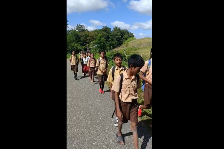 Kaki-Kaki Kecil Pembelah Savana: Perjuangan Siswa Sumba Timur Berjalan 11 Km demi Sekolah