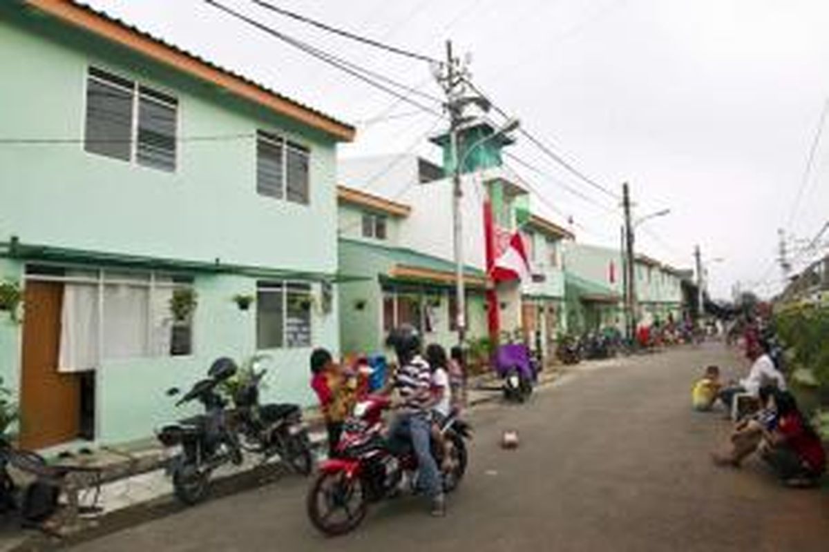 Warga beraktivitas di Kampung Deret RT 014 RW 01, Tanah Tinggi, Kecamatan Johar Baru, Jakarta Pusat, Senin (12/8/2013). Program Kampung Deret pertama di Jakarta ini dibangun menggunakan dana corporate social responsibilty (CSR).