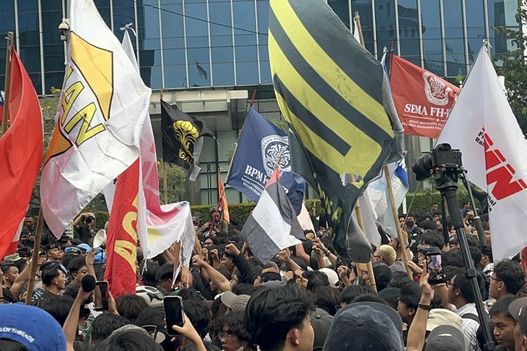 Tertahan di Jalan Sudirman, Massa Demo dan Polisi Saling Dorong Saat Hendak ke Bundaran HI