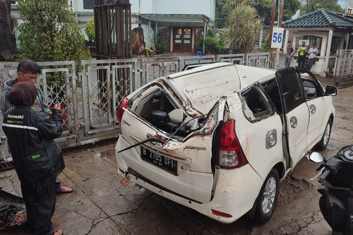 Pohon tumbang menimpa dua mobil di Jalan RS Fatmawati, Cilandak, Jakarta Selatan, pada Jumat (22/4/2022) siang. Satu orang pengemudi mobil luka. 