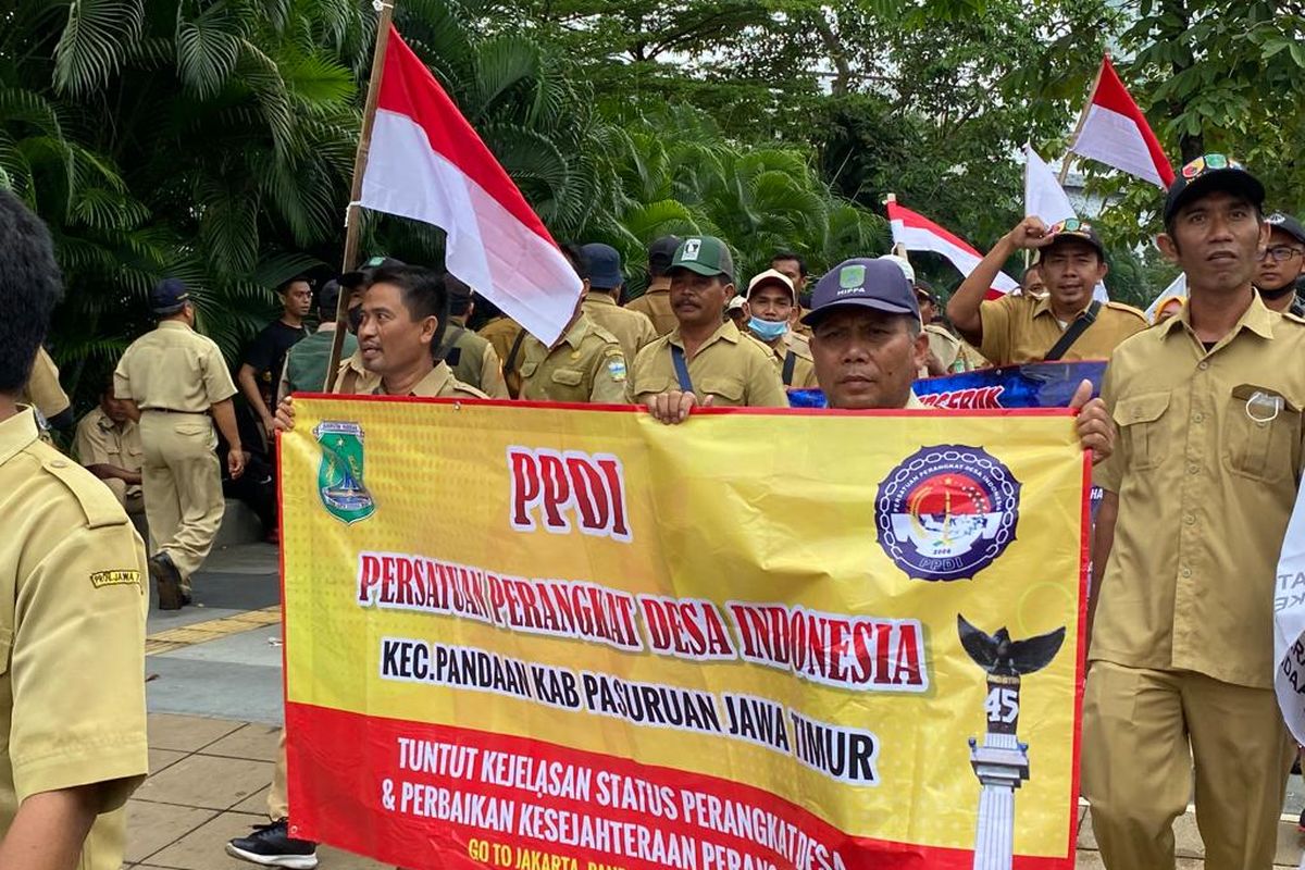 Persatuan Perangkat Desa Indonesia (PPDI) menggelar aksi demonstrasi di kawasan Gedung DPR/MPR, Jakarta Pusat, Rabu (25/1/2023). Mereka berasal dari berbagai daerah ditandai dengan banner bertuliskan asal daerahnya.  