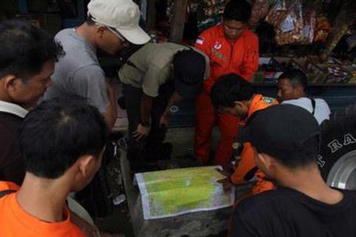 Sejumlah siswa Nusa Flying International bersama relawan memetakan lokasi dugaan jatuhnya pesawat Cessna C 172-PK NIP di kawasan Gunung Burangrang di Purwakarta, Jawa Barat, Jumat (18/11/2011).   