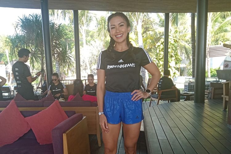 Melanie Putria saat mengikuti acara lari bersama Adidas x Parley "Run for the Oceans" sejauh 5K di Bali, Senin (23/5/2022).