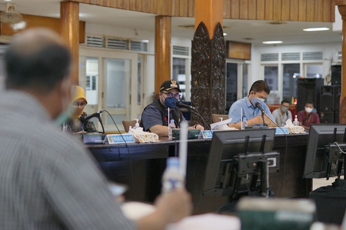 Bupati Kediri Hanindhito Pramono memimpin Rapat Pemantapan Pembentukan Rumah Sakit Darurat Sementara (RSDS) di Pendopo Panjalu Jayati, Kediri, Jawa Timur (Jatim), Senin (26/7/2021). 