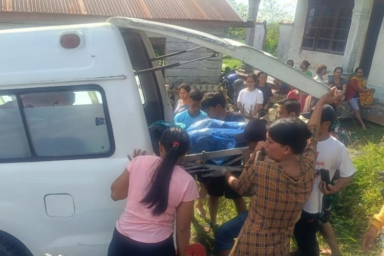Foto: Jasad korban diduga terseret arus dievakuasi warga ke dalam mobil. Jasad pria itu ditemukan di saluran irigasi Dusun Pamatang Panombeian, Nagori Pamatang Panombeian, Kecamatan Panombeian, Minggu (21/4/2024).(Dok: Polres Simalungun)