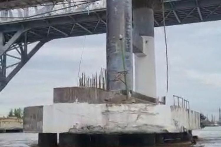 Pilar tiga Jembatan Mahakam yang ditabrak tongkang batu bara, pada Jumat (23/12/2022) pagi.