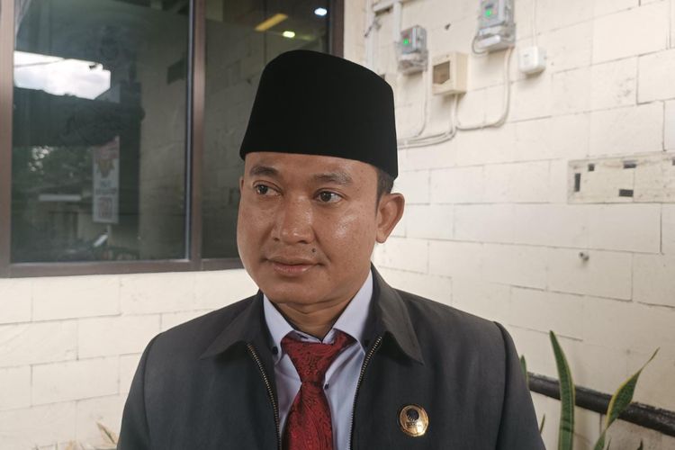 Abdul Aziz, ayah santri An Nur 2, DFA (12) menjadi korban penganiyaan temannya.