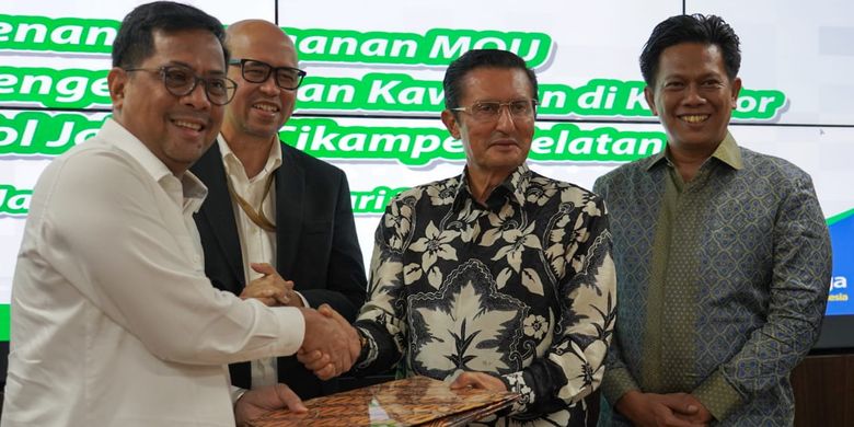 MoU pengembangan kawasan di koridor Jalan Tol Jakarta-Cikampek Selatan ditandatangani oleh Direktur Pengembangan Usaha Jasa Marga Adrian Priohutomo dan Direktur Utama PT Sentraloka Adyabuana Fadel Muhammad, disaksikan Kepala BPJT Danang Parikesit, Rabu (26/2/2020).