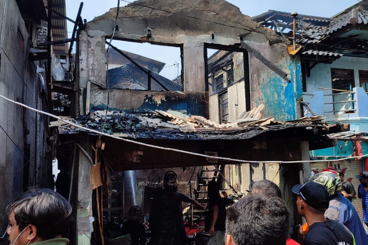 Kebakaran melanda permukiman rumah tinggal di Jalan Lagoa Kanal RT 09 RW 02, Kebon Bawang, Tanjung Priuk, Jakarta Utara, pada Kamis (7/10/2021). 