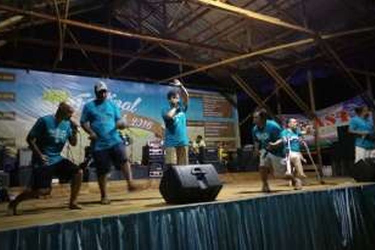 Grup acapella Jamaica Cafe menghibur di panggung utama Festival Pesisir Paloh (FESPA) 2016 di Dusun Ciremai, Desa Sebubus, Kecamatan Paloh, Kabupaten Sambas, Kalimantan Barat, pada Kamis (18/8/2016).