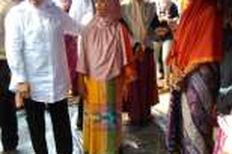 Menteri Sosial Khofifah Indar Parawansa saat mengunjungi pengungsi korban gempa Aceh di Pidie Jaya