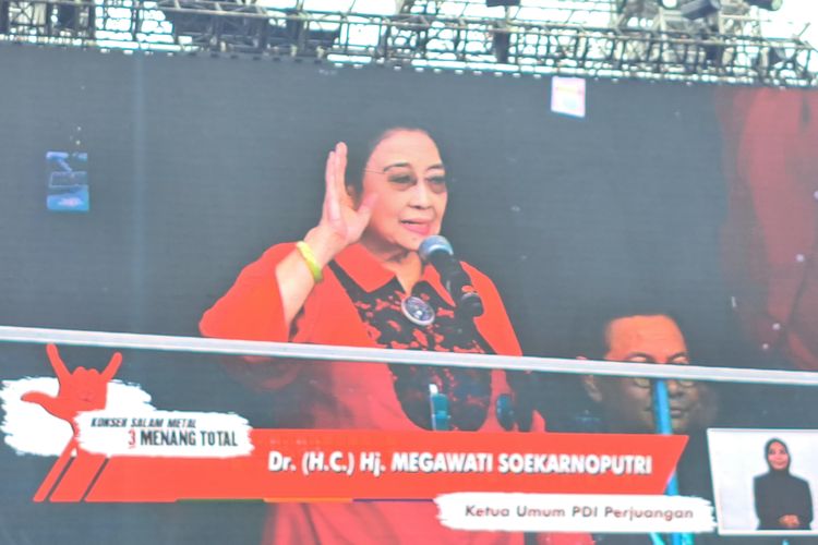 Ketua Umum PDI Perjuangan Megawati Soekarnoputri berpidato dalam acara kampanye Ganjar-Mahfud di Stadion Utama GBK, Jakarta, Sabtu (3/2/2024).