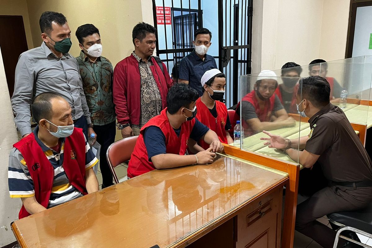 Penyidik Polda Metro Jaya telah menyerahkan berkas perkara kasus pengeroyokan Ade Armando ke Kejaksaan Negeri Jakarta Pusat, Rabu (25/5/2022).
