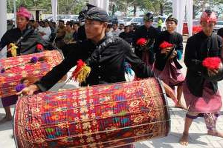 Atraksi kesenian khas Lombok, 'gendang beleq' pada peresmian Hotel d'Praya Lombok di Praya, Lombok Tengah, Nusa Tenggara Barat, Kamis (9/10/2014).