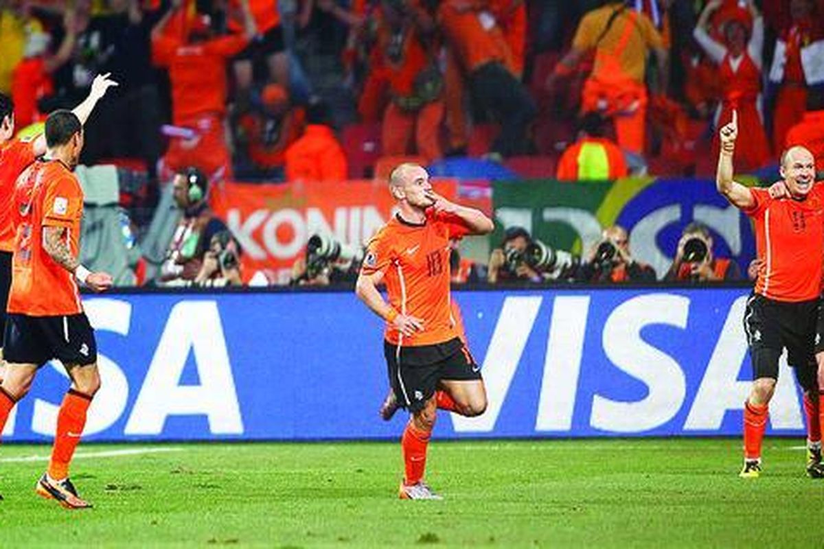 Pengatur serangan Belanda, Wesley Sneijder (tengah), merayakan keberhasilannya mencetak gol bersama-sama rekan lainnya. Gol Sneijder menentukan kemenangan Belanda atas Brasil 2-1 (0-1) di perempat final di Port Elizabeth, Jumat (2/7 ).