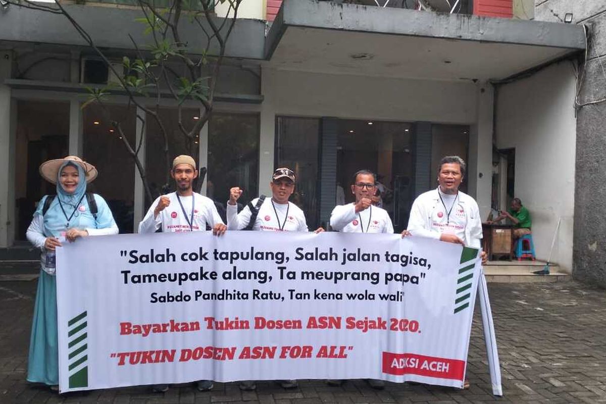 Dosen berstatus Aparatur Sipil Negara (ASN) asal Provinsi Aceh bergabung dalam demonstrasi di depan Istana Negara Jakarta, Senin (3/1/2025).