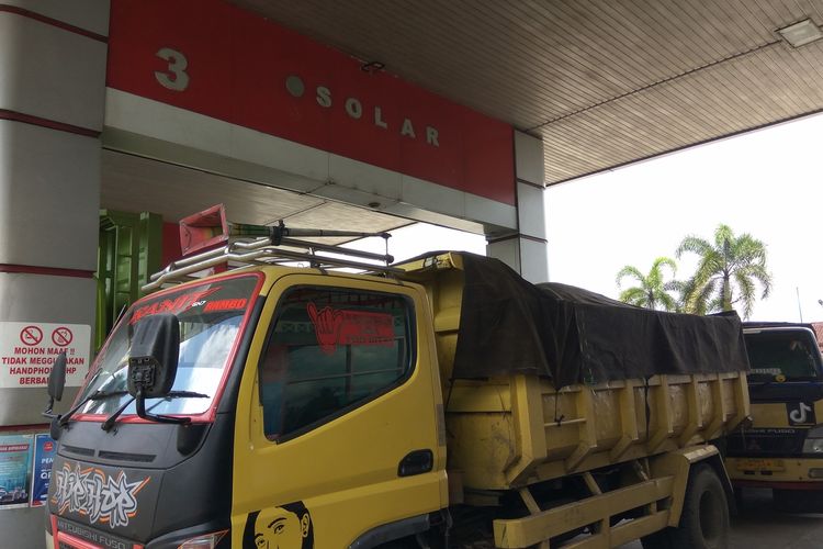 Sebuah truk sedang mengisi BBM jenis Biosolar di SPBU Imbanagara, Kabupaten Ciamis, Kamis (1/12/2022). Mulai 1 Desember, pemerintah melakukan ujicoba pembelian BBM jenis Biosolar dengan QRcode.