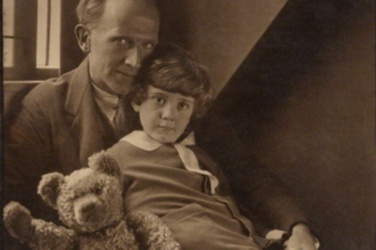 Alan Alexander Milne bersama putranya, Christopher Robin dan Beruang Pooh, di rumah mereka di Sussex, Inggris, pada 1926. (Howard Coster via Wikipedia)